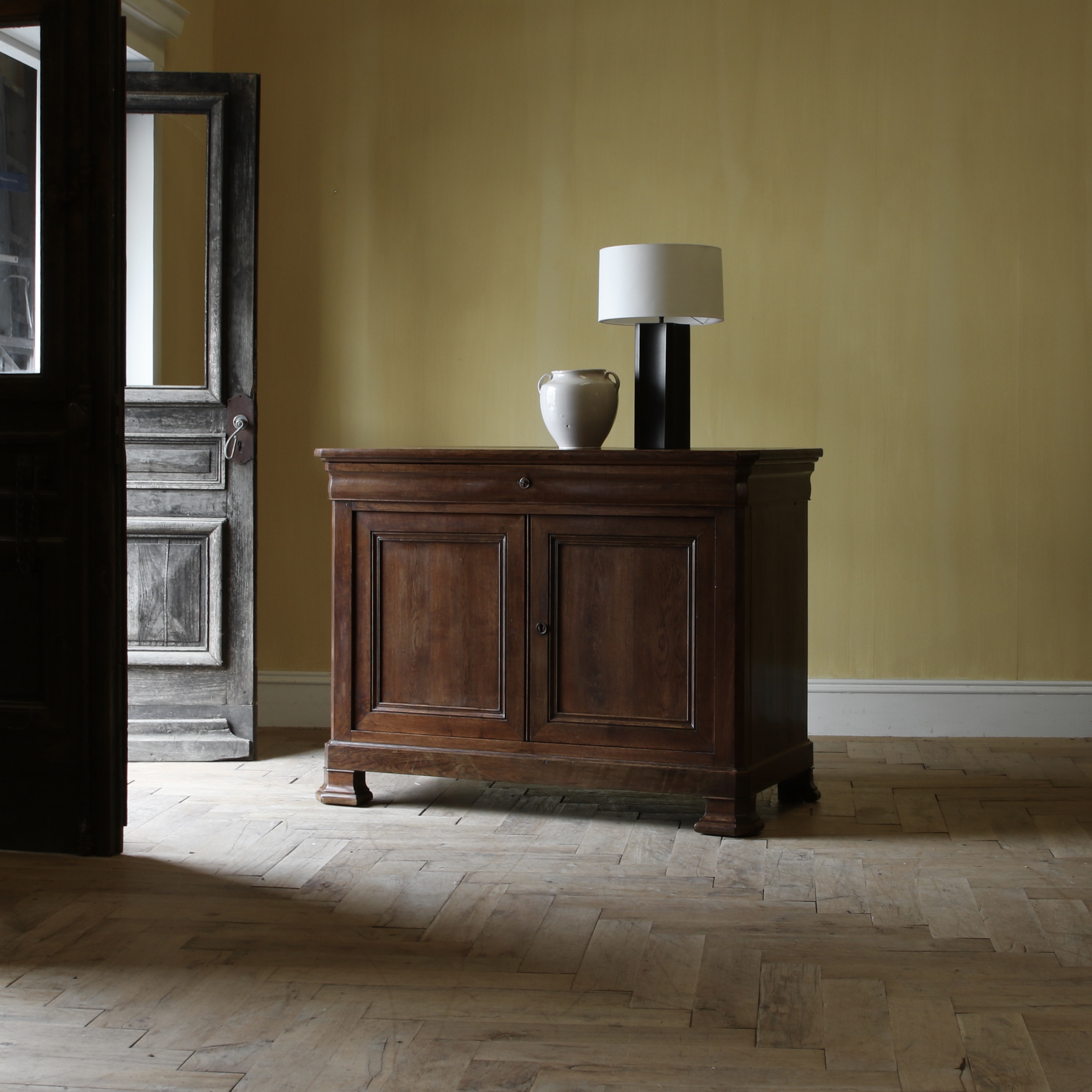 155-30 - Louis Philippe Dresser Base